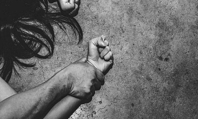 “E KISHTE GODITUR KUDO ME DRU E HEKUR”/ U përdhunua nga i dashuri palestinez, nëna e shqiptares tregon detaje tronditëse
