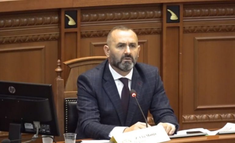 “DO TË TË SHKUL VESHIN”/ Ministri Manja sqaron deklaratën e bërë në Kuvend: Mosha bën të vetën…
