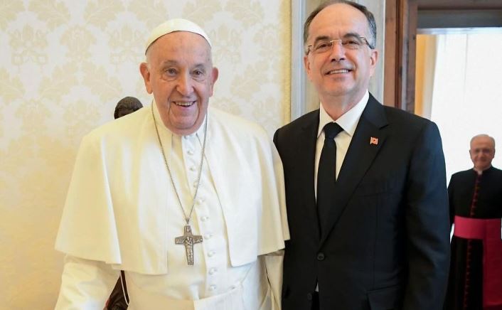 PRESIDENTI BEGAJ VIZITË NË VATIKAN/ Pritet nga Papa Françesku, ja dhurata për Atin e Shenjtë