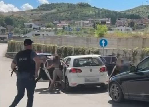 POLICIA AKSION/ Goditet grupi kriminal i trafikut të armëve nga Kosova në Tiranë, sekuestrohen 10 pistoleta! 4 të rinj në pranga (EMRAT)
