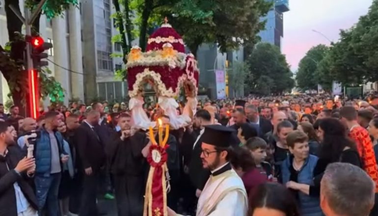 PASHKËT ORTODOKSE/ Besimtarët në Tiranë dhe qytete të tjera kremtojnë të Premten e Zezë