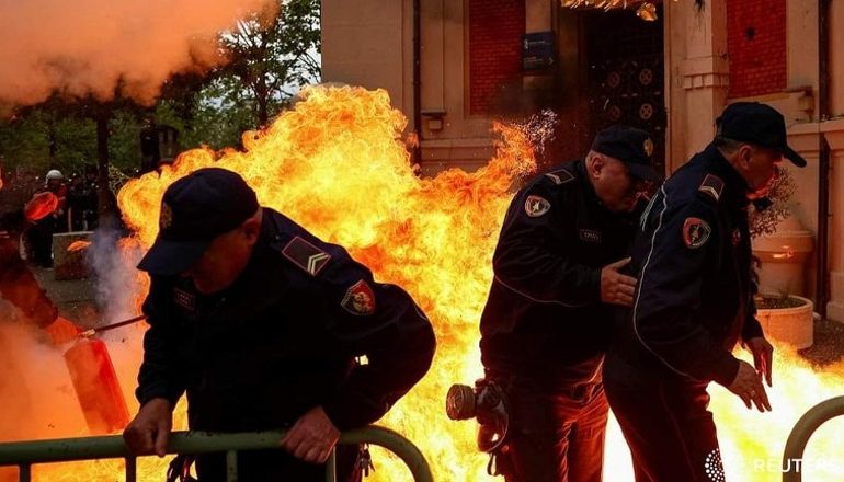 PL DHE RITHEMELIMI SËRISH NË PROTESTË/ Policia thirrje: Distancohuni nga aktet e dhunës