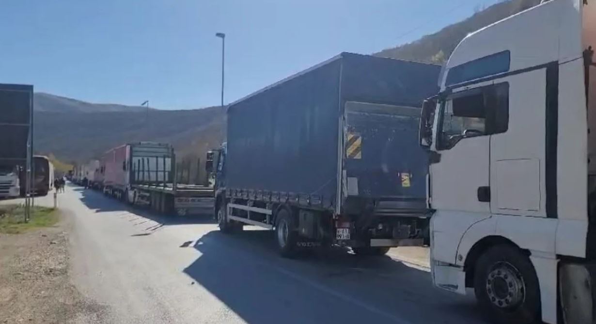NDODH EDHE KJO/ “Plas” sherri midis shoferëve të kamionëve në Kapshticë, një në spital