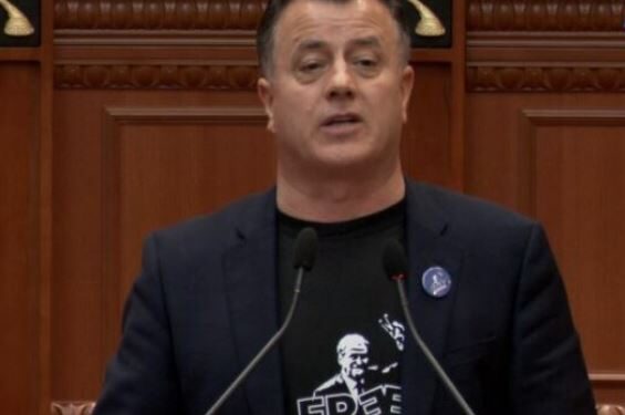 FOTOLAJM/ Flamur Noka në Kuvend me mesazhin e printuar në bluzë: Free Berisha