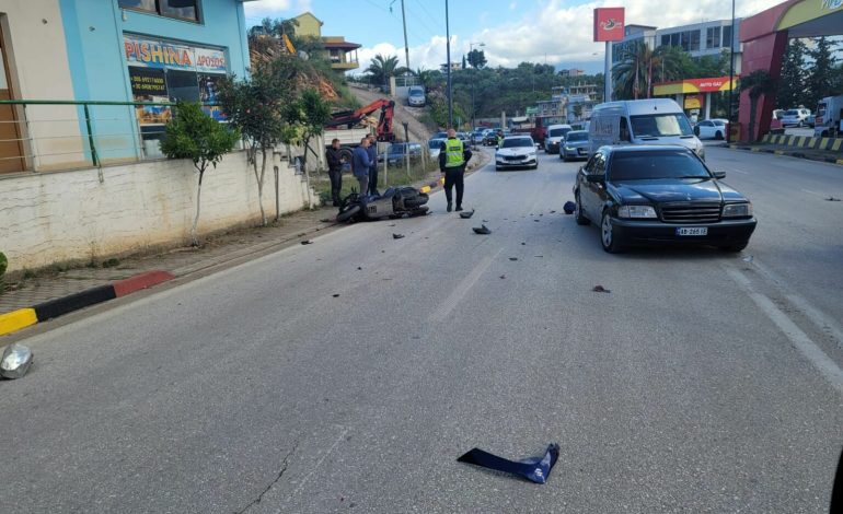 E RËNDË/ Aksidentohet me motor turistja italiane në Sarandë, dërgohet në spital