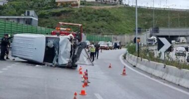 VIDEOLAJM/ Aksident në Tiranë, furgoni i mallrave përplaset me një makinë