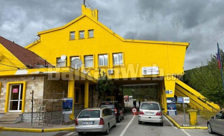 PASHKA ORTODOKSE/ Ja fluksi i hyrje-daljeve në pikën kufitare të Kapshticës dhe në Qafë-Thanë
