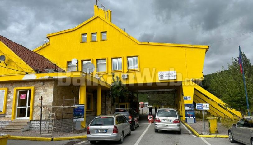 PASHKA ORTODOKSE/ Ja fluksi i hyrje-daljeve në pikën kufitare të Kapshticës dhe në Qafë-Thanë