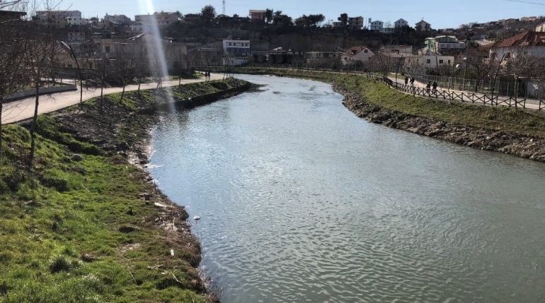 NËNA U ZHDUK ME TRE FËMIJËT/ Tronditëse në Shkodër, gjendet i pajetë në Drin një prej të miturve. Dyshohet…