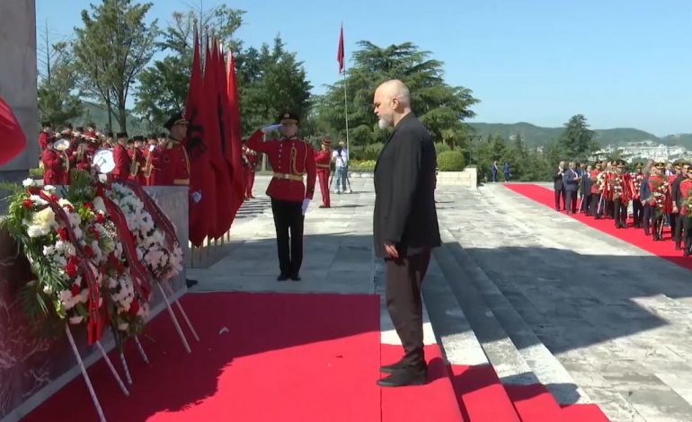 5 MAJI/ Rama homazhe te “Varrezat e Dëshmorëve”, ja kush e shoqëron