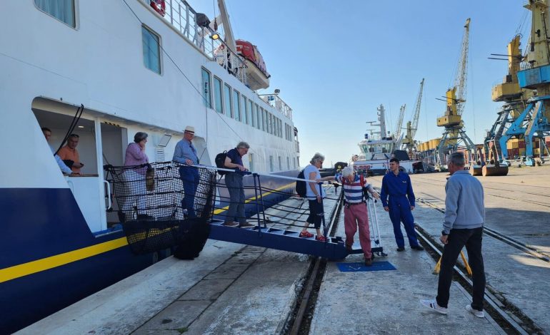 VIZITORËT NGA BRITANIA HAPIN SEZONIN E KROÇIERAVE NË DURRËS/ Rama ndan pamjet: Shqipëria po vizitohet në të gjitha format