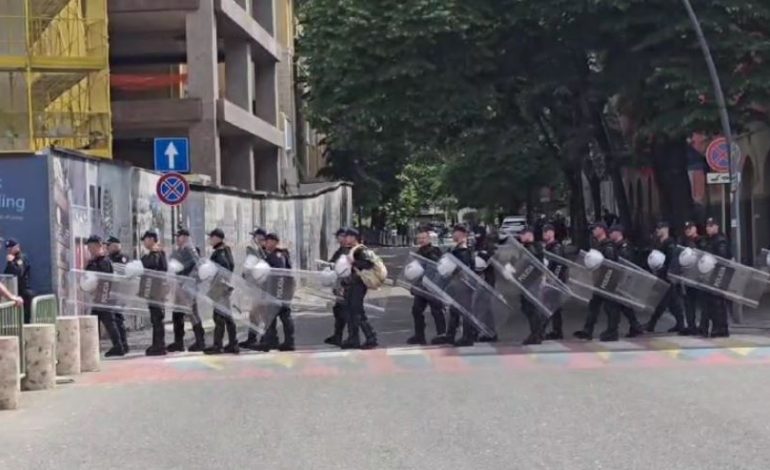 VIDEOLAJM/ Protesta e opozitës, forca të shumta policie ‘blindojnë’ bashkinë e Tiranës