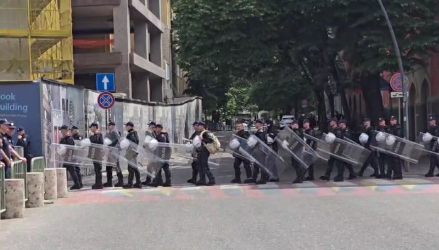 VIDEOLAJM/ Protesta e opozitës, forca të shumta policie ‘blindojnë’ bashkinë e Tiranës