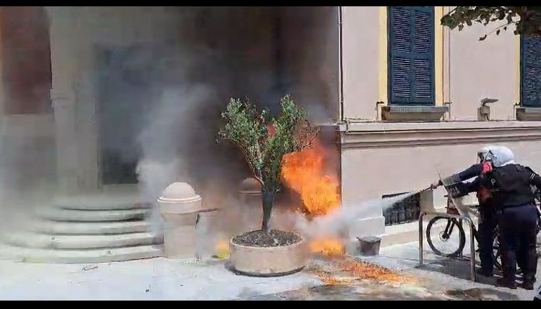 PROTESTA E RITHEMELIMIT/ Hidhet molotov në drejtim të bashkisë së Tiranës