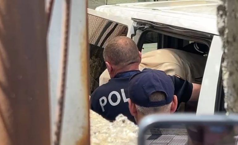 FAMILJA IU MBYT NË LUMIN BUNA/ Me kapuç në kokë për t’iu shmangur fokusit të medias, shfaqja e parë në publik e Erdgys Arrazi