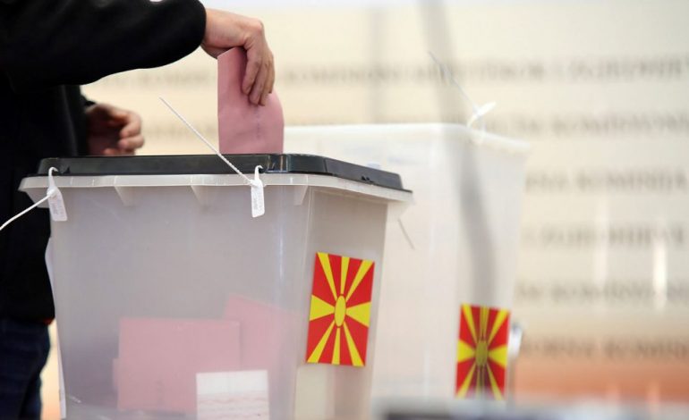MBAHEN ZGJEDHJET NË MAQEDONINË E VERIUT/ Qytetarët votojnë për presidentin dhe parlamentin e ri