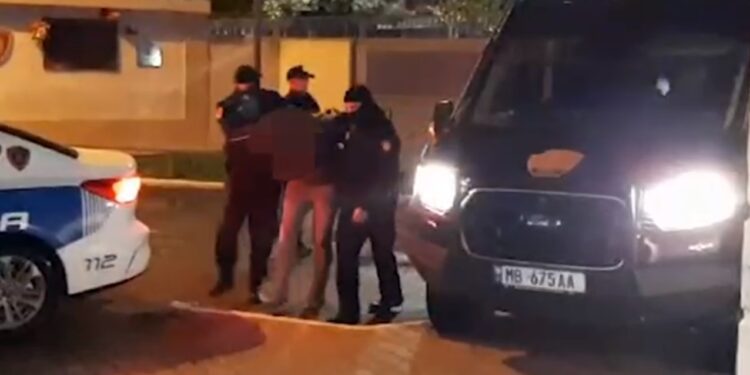 "KAPEN MAT" TRE TË RINJ NË SHKODËR/ Njëri transportonte kubikët me kanabis dhe 3 të tjerët “ruanin” policinë