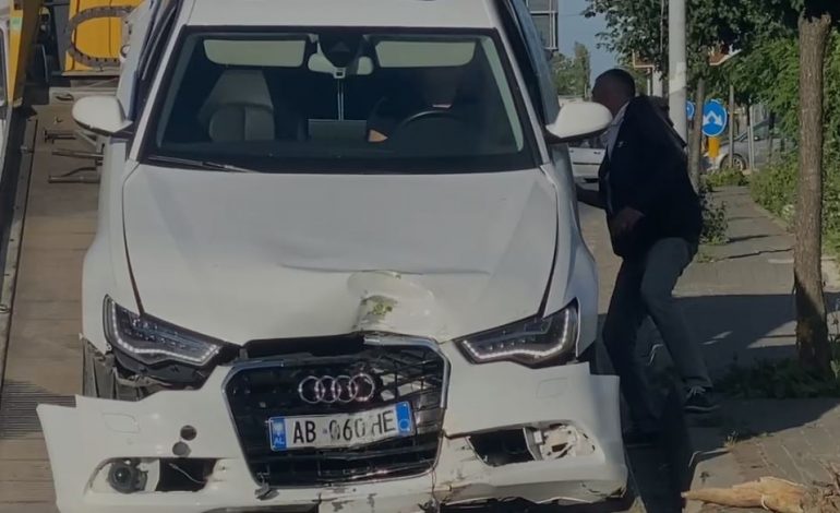 AKSIDENT I FRIKSHËM NË LEZHË-LAÇ/ Shkatërrohet ‘Audi’ pas përplasjes me shtyllën e ndriçimit