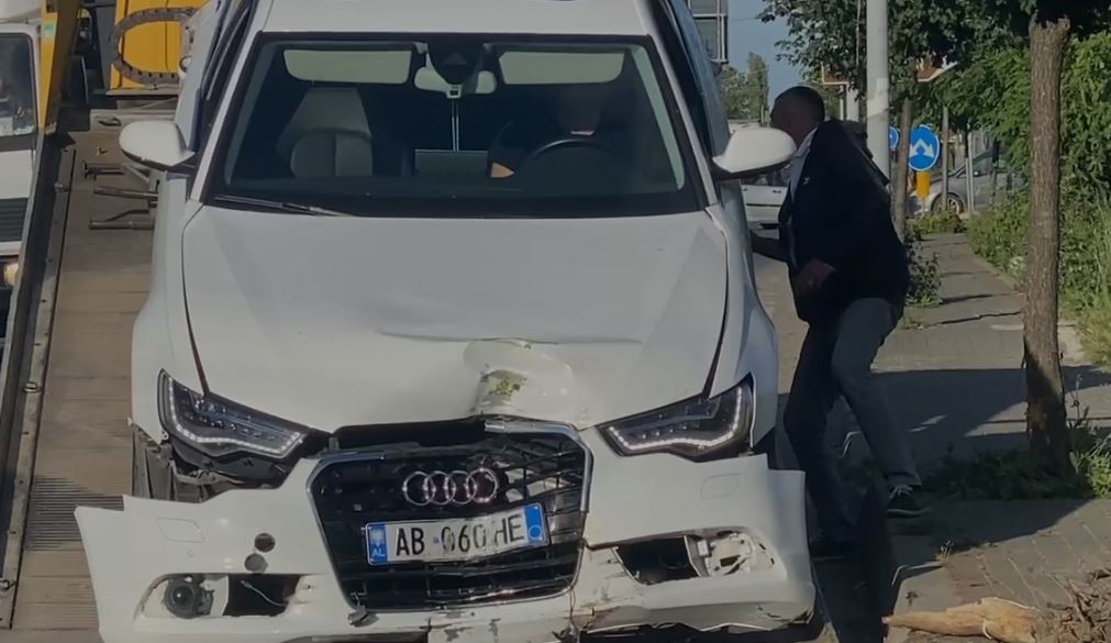 AKSIDENT I FRIKSHËM NË LEZHË-LAÇ/ Shkatërrohet ‘Audi’ pas përplasjes me shtyllën e ndriçimit