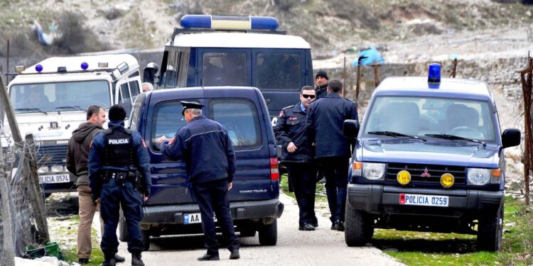 EMRI/ Të shtëna me armë në Bulqizë: Qëllohet në drejtim të automjetit të parkuar