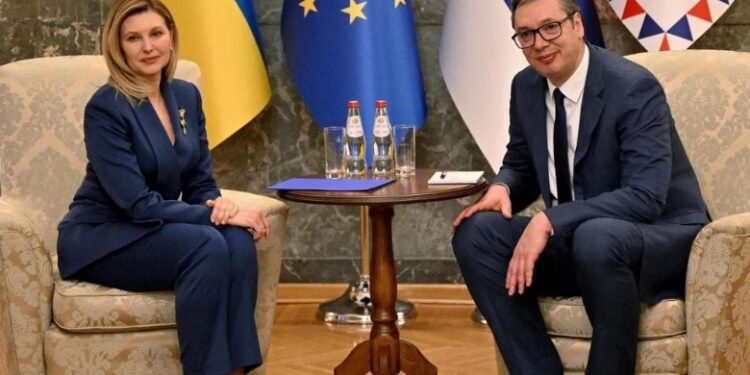 FOTOLAJM/ Gruaja e presidentit Zelensky takohet me Vuçiçin në Beograd