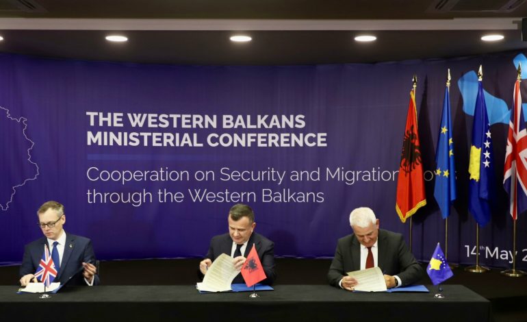KUNDËR MIGRACIONIT TË PALIGJSHËM/ Shqipëria, Britania e Madhe dhe Kosova nënshkruajnë deklaratë të përbashkët
