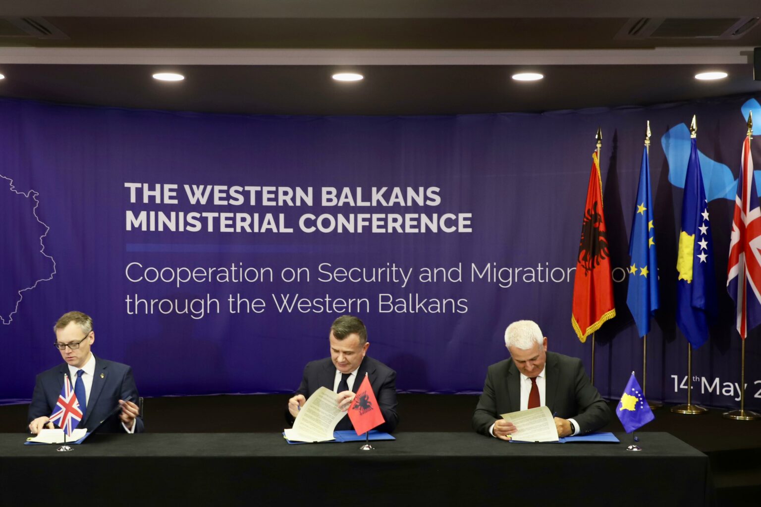 KUNDËR MIGRACIONIT TË PALIGJSHËM/ Shqipëria, Britania e Madhe dhe Kosova nënshkruajnë deklaratë të përbashkët