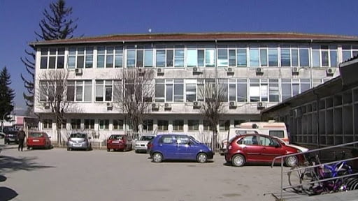 E RËNDË/ Bie nga krevati, humb jetën në spital foshnja 7 muajshe