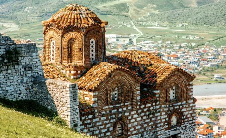 BUKURITË SHQIPTARE/ “CN Traveller”: Tirana dhe Berati mes qyteteve më të lira evropiane për të kaluar pushimet