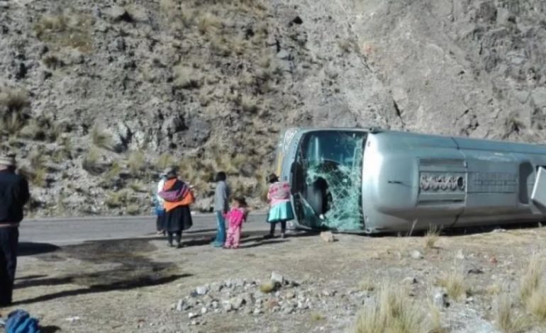 AKSIDENT TRAGJIK/ Autobusi bie nga shkëmbi në 100 m lartësi, 16 pasagjerë humbin jetën