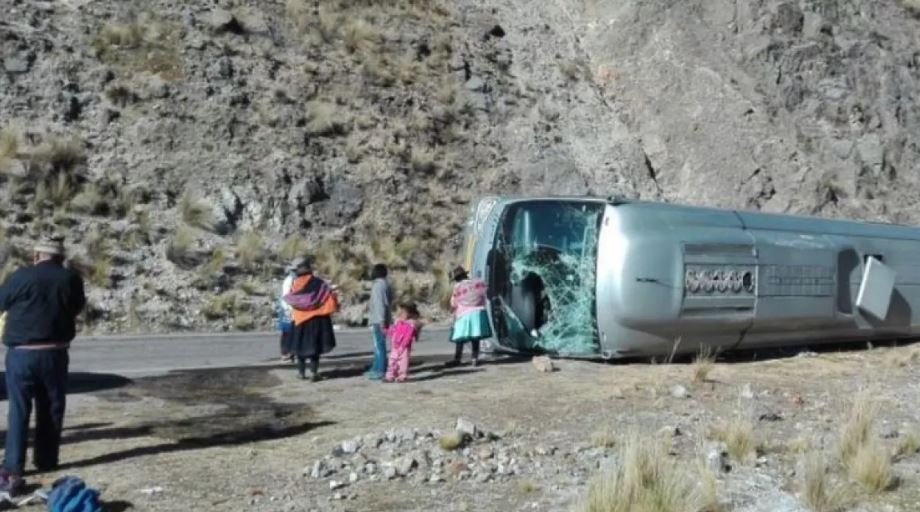 AKSIDENT TRAGJIK/ Autobusi bie nga shkëmbi në 100 m lartësi, 16 pasagjerë humbin jetën