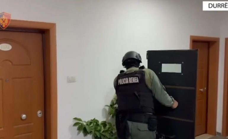 FËMIJËT QANIN DHE I LUTESHIN QË TË DORËZOHEJ/ Zbulohet çfarë tha 40-vjeçari pas arrestimit: Qëllova me armë se…