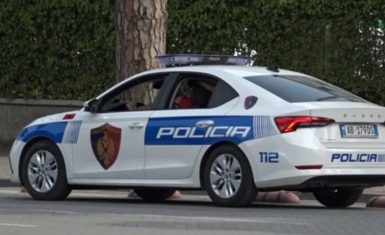 E RËNDË NË ELBASAN/ 9-vjeçari qëllon me biçak adoleshentin në rrugë