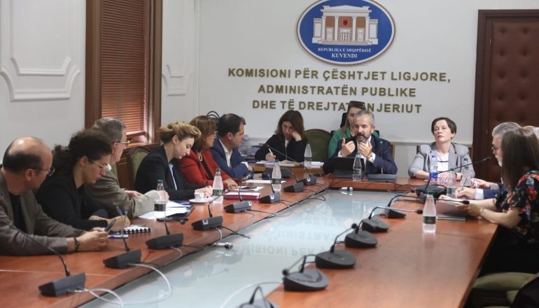 VOTA E DIASPORËS/ Grupi i dialogut për Reformën Zgjedhore mblidhet me dyer të mbyllura