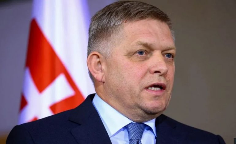 ATENTAT ME ARMË ZJARRI/ Qëllohet kryeministri i Sllovakisë. Robert Fico dërgohet me urgjencë në spital