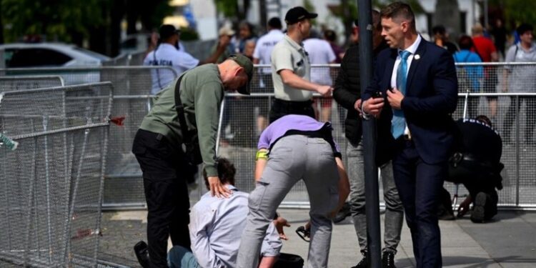 ATENTATI/ U qëllua me 4 plumba, njoftimi zyrtar: Kryeministri sllovak në gjendje të rëndë për jetën