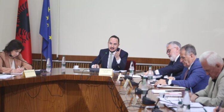 DËSHMITË PËR TIMS/ Gogu-Salianjit: Komisioni s’është spektakël, hidh në votim kërkesën e ministrit Balla