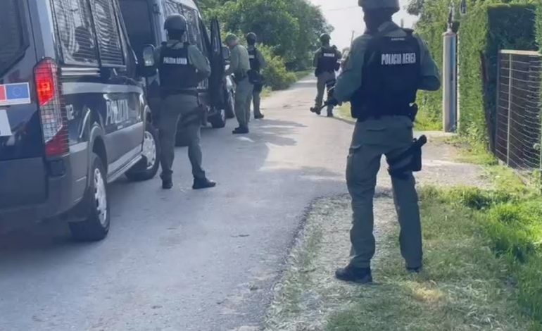 VRAU ME ARMË ZJARRI EFEKTIVIN/ RENEA bastis banesën në fshatin e Fierit, dyshohet se…
