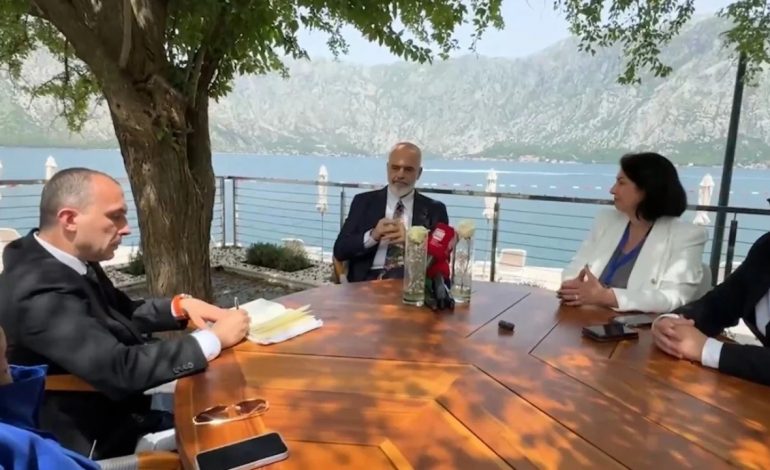 “SHQIPËRIA E MADHE NDALET VETËM NGA SERBIA”/ Rama i përgjigjet Vulin: Çdo njeri pas të 40-ave…