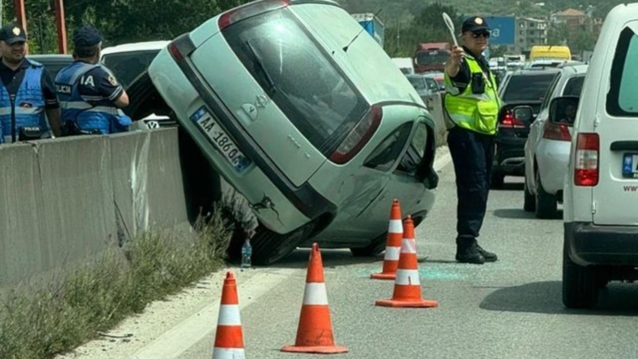 FOTOLAJM/ Aksident i rëndë në autostradën Tiranë-Durrës. Makina përfundon mbi trafikndarëse