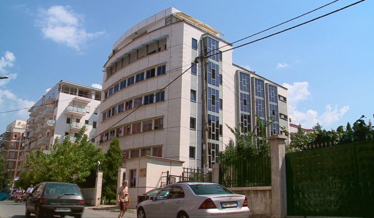 GODITET BAZA E FALSIFIKIMIT/ Drogë dhe sende të paligjshme drejt Anglisë, arrestohet IT i gjykatës së Korçës