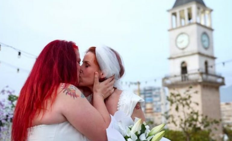 “NJERËZ TË SËMURË”/ Martesa e dy anëtareve të komunitetit LGBT në Tiranë, mediat e huaja jehonë ngjarjes