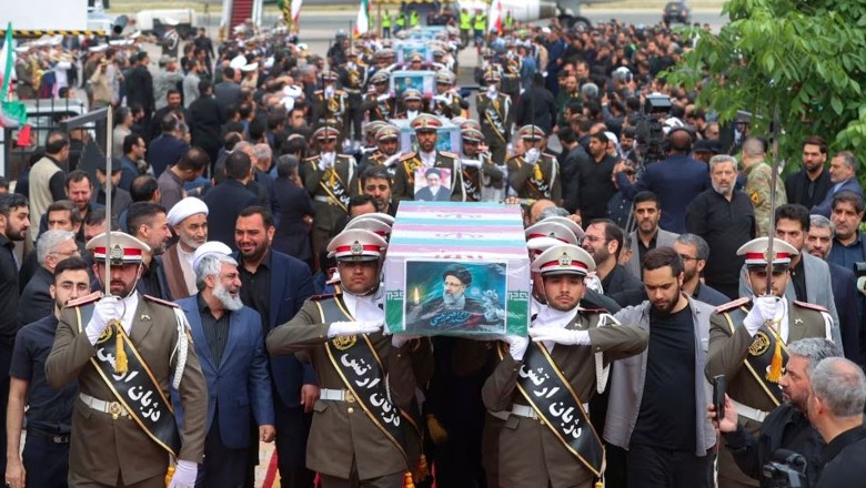VDEKJA TRAGJIKE/ Mijëra njerëz në homazhet për presidentin Raisi! Lideri suprem Khamenei: O Allah, nga ai…
