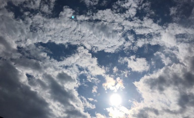 PARASHIKIMI I MOTIT/ Kthjellime, vranësira dhe shi në disa zona, si do të jenë temperaturat