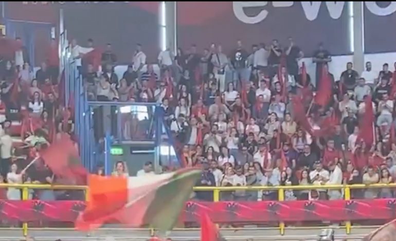 ME FLAMUJ DHE MUZIKË/ Atmosfera pak para nisjes së takimit të Ramës me shqiptarët në Itali