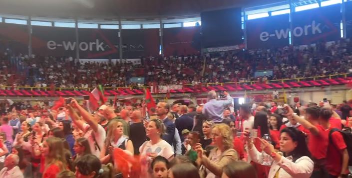 “ERDHA”/ Pallati i sportit plot me shqiptarë dhe flamuj kuqezi, Rama ndan videon live nga Milano