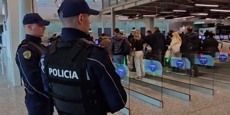 VODHI ORËN 20 MIJË EUROSHE NGA BAGAZHET E UDHËTARËVE/ Arrestohet 24-vjeçari, punonjës në aeroportin e Rinasit (EMRI)