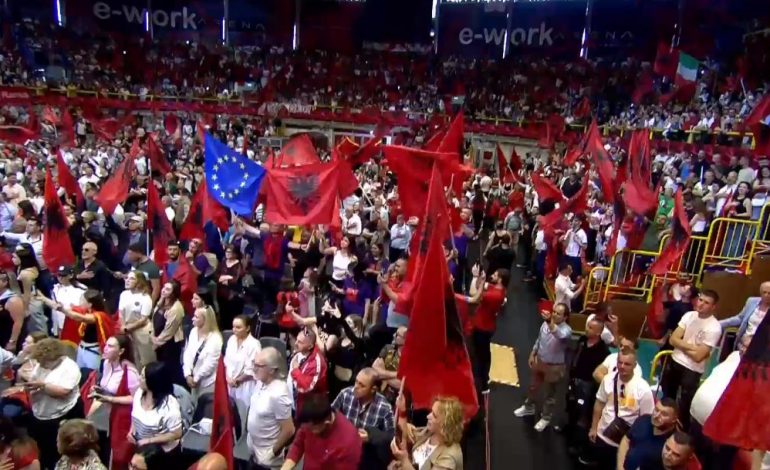 TURI I RAMËS NË DIASPORË/ Dokumentar për eksodin dhe tragjendinë e Otrantos, shqiptarët në lot në stadiumin e Milanos