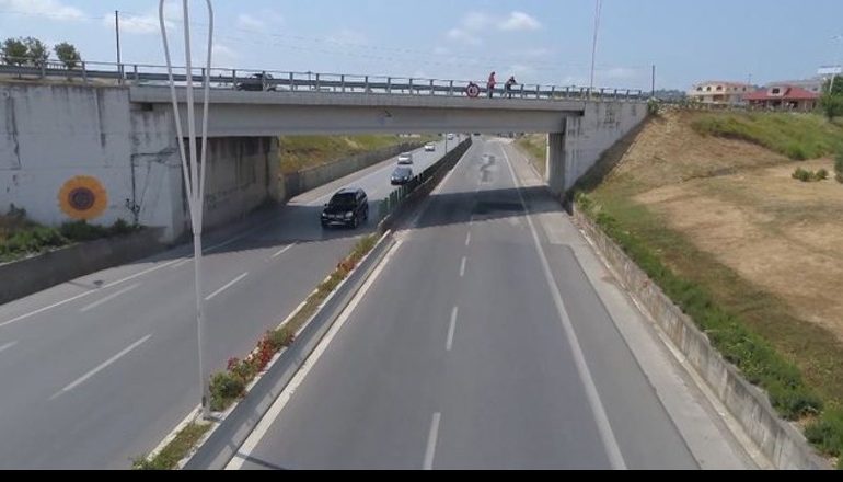 DETAJET E PARA/ 42 vjeçari nga Lushnja gjendet i vdekur në autostradë, dyshohet se u përplas nga një makinë