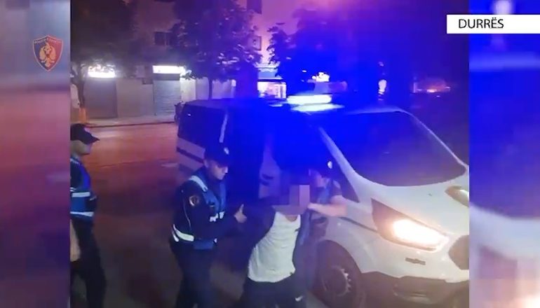 TENTOI TË VJEDHË DY MAKINA/ Arrestohet 50-vjeçari në Durrës